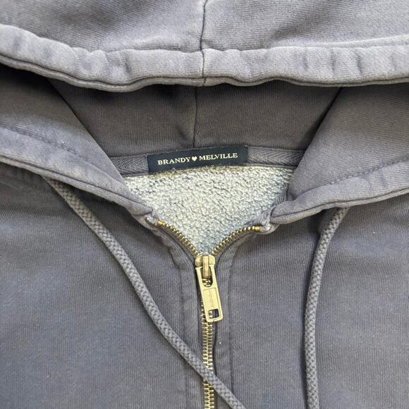 Brandy Melville Heavyweight Cotton Zip-Up Hoodie with an Oversized Fit. - Picture 3 of 6